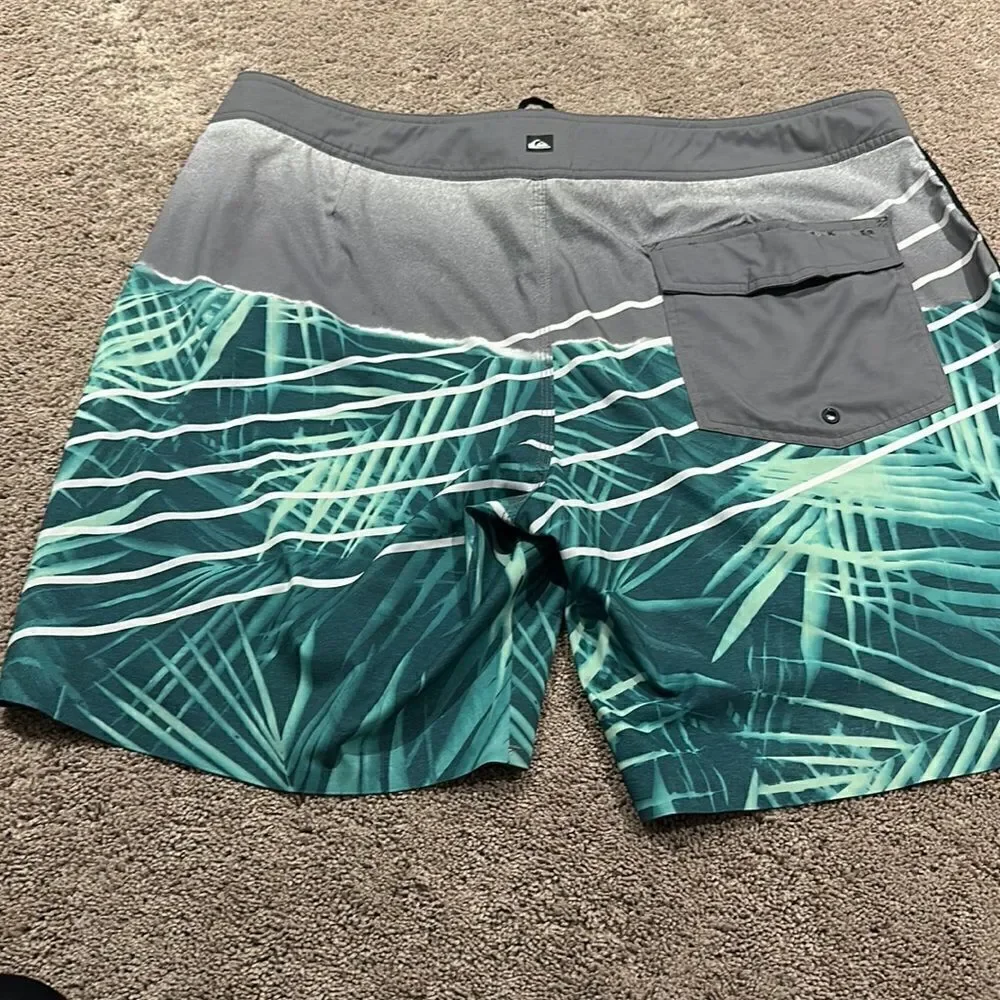 Quicksilver Boardshorts size 38 good condition !